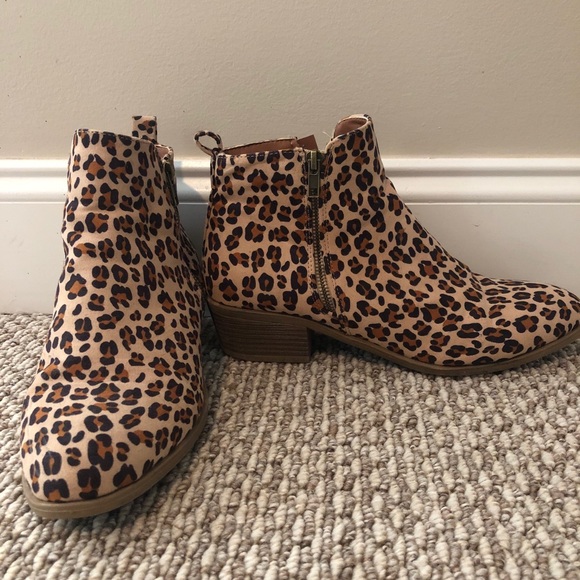 Leopard print short booties. - Picture 2 of 2